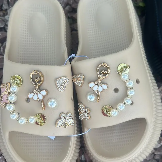 chanclas con brillos beige